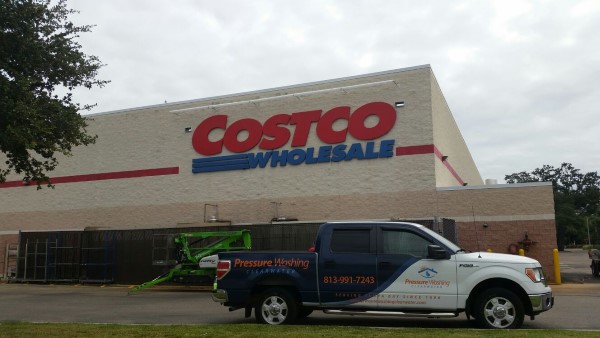 pressure washing Costco´s company signage in Clearwater