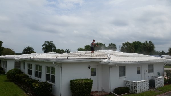 Softwashing Roofs in Mainland of Tamarac Pinellas Park