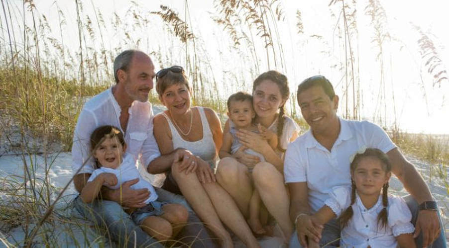Mauricio Munoz family
